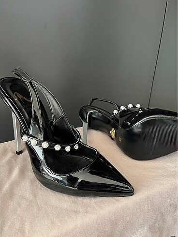 İnci detaylı siyah stiletto