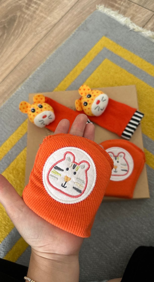 Emekleme dizliği ve çıngıraklı bebek çorabı - Görsel 2