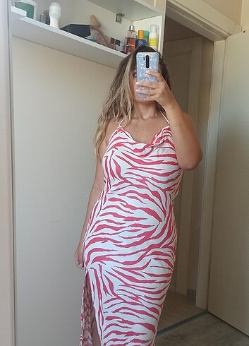 BERSHKA SATEN ZEBRA DESENLİ ELBİSE