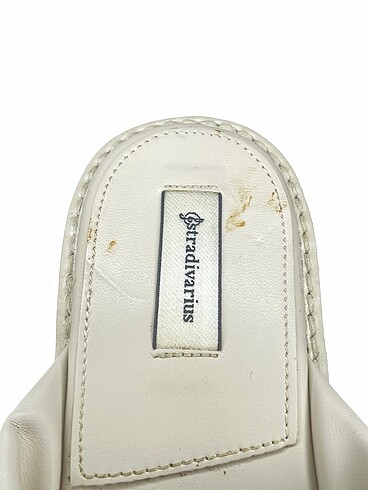 38 Beden beyaz Renk Stradivarius Terlik %70 İndirimli.