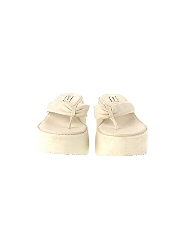 38 Beden Stradivarius Terlik %70 İndirimli.