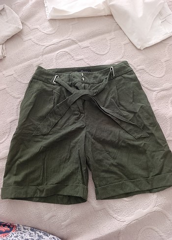 Beli Kemerli Keten Yeşil Mini Şort