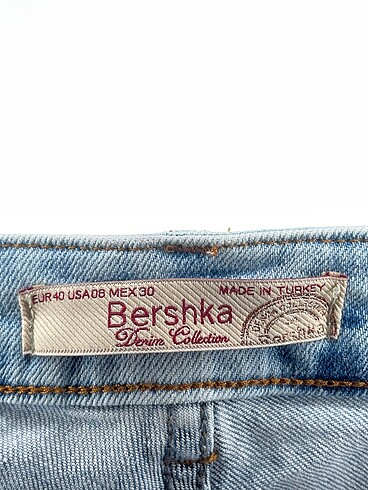 40 Beden çeşitli Renk Bershka Mini Şort %70 İndirimli.