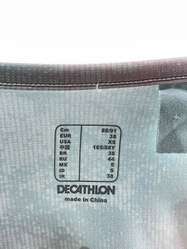 38 Beden çeşitli Renk Decathlon T-shirt %70 İndirimli.