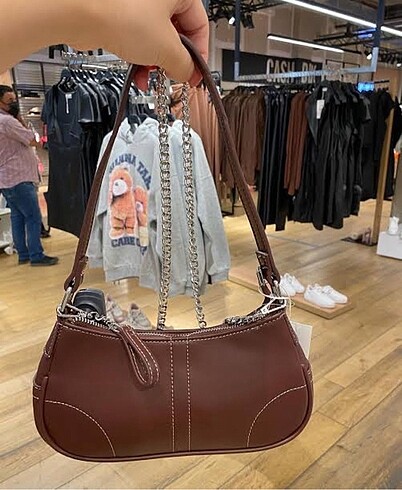 Bershka canta
