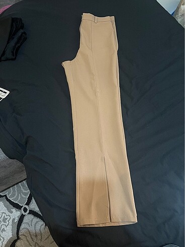 Önü yırtmaçlı pantolon