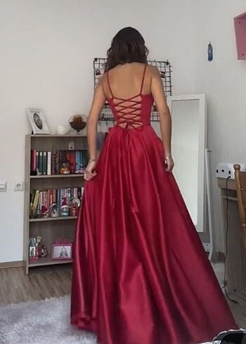 Kırmızı sırt bağlamalı uzun elbise