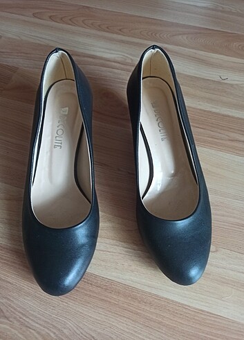 Siyah kısa topuk stilotto topuklu ayakkabı 