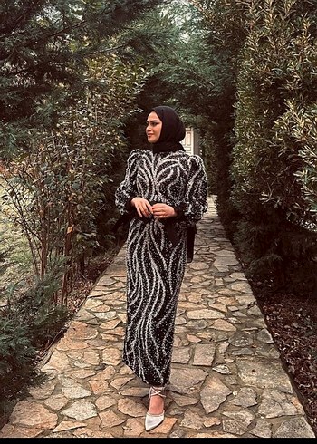 Siyah Pul İşlemeli Yılan Desenli Uzun Elbise - Görsel 3