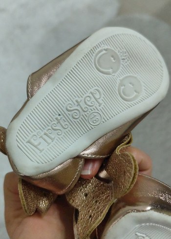 Kız Çocuk Parlak Altın Fiyonklu Babet - Görsel 4