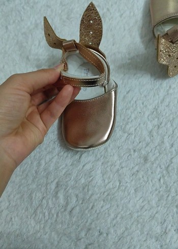 Kız Çocuk Parlak Altın Fiyonklu Babet - Görsel 3