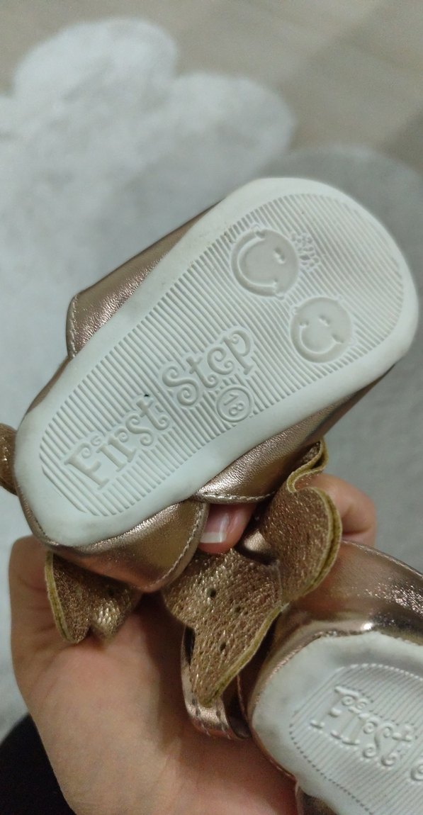 Kız Çocuk Parlak Altın Fiyonklu Babet - Görsel 4