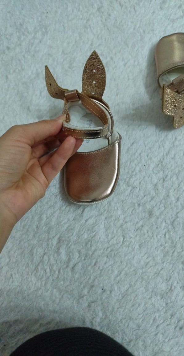 Kız Çocuk Parlak Altın Fiyonklu Babet - Görsel 3