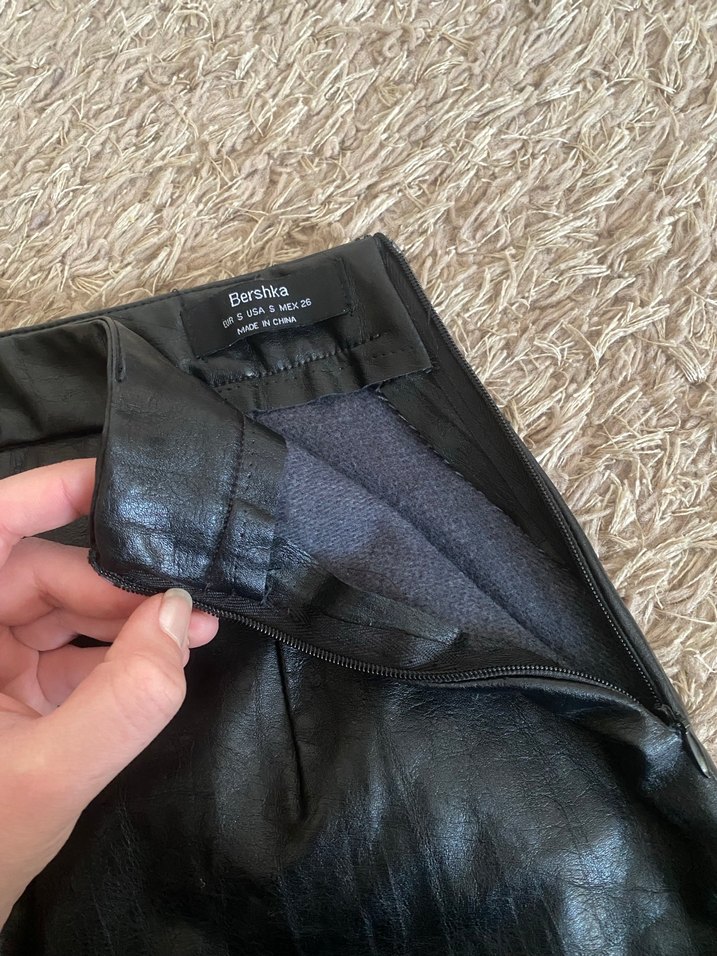 Bershka Siyah Suni Deri Yırtmaçlı Etek - Görsel 3