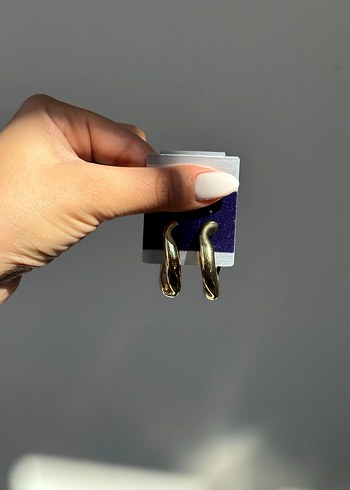 Zincir Detaylı Altın Midi Küpe - Görsel 3