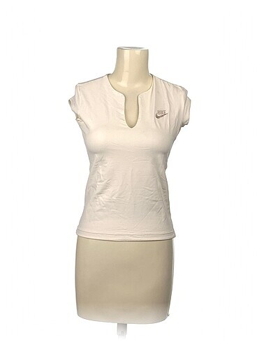 Nike T-shirt %70 İndirimli.