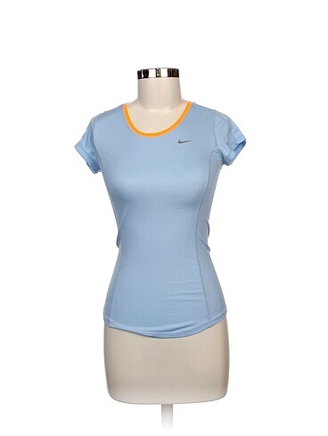 Nike T-shirt %70 İndirimli.