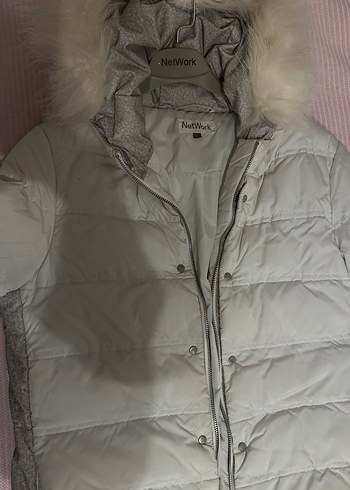 Kürk Detaylı Beyaz Kapüşonlu Kolsuz Kadın Mont - Görsel 2