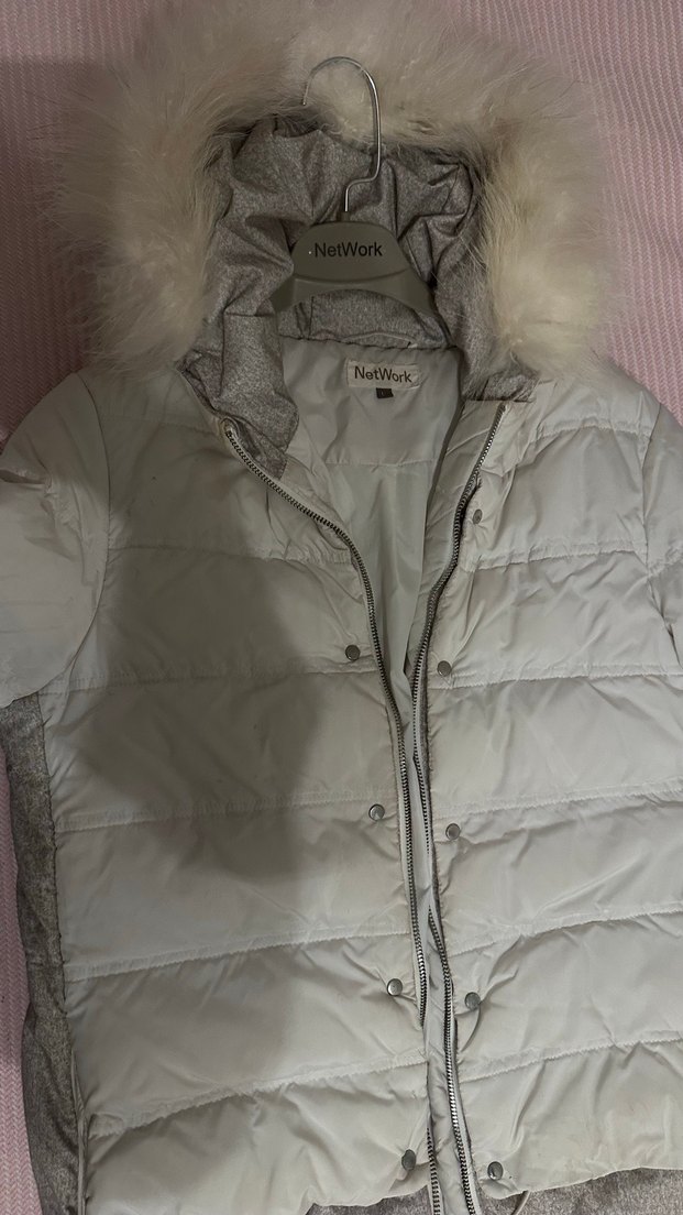 Kürk Detaylı Beyaz Kapüşonlu Kolsuz Kadın Mont - Görsel 2