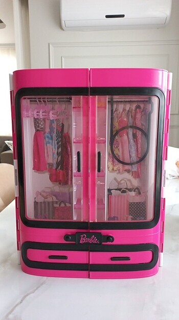 Barbie pembe gardrop