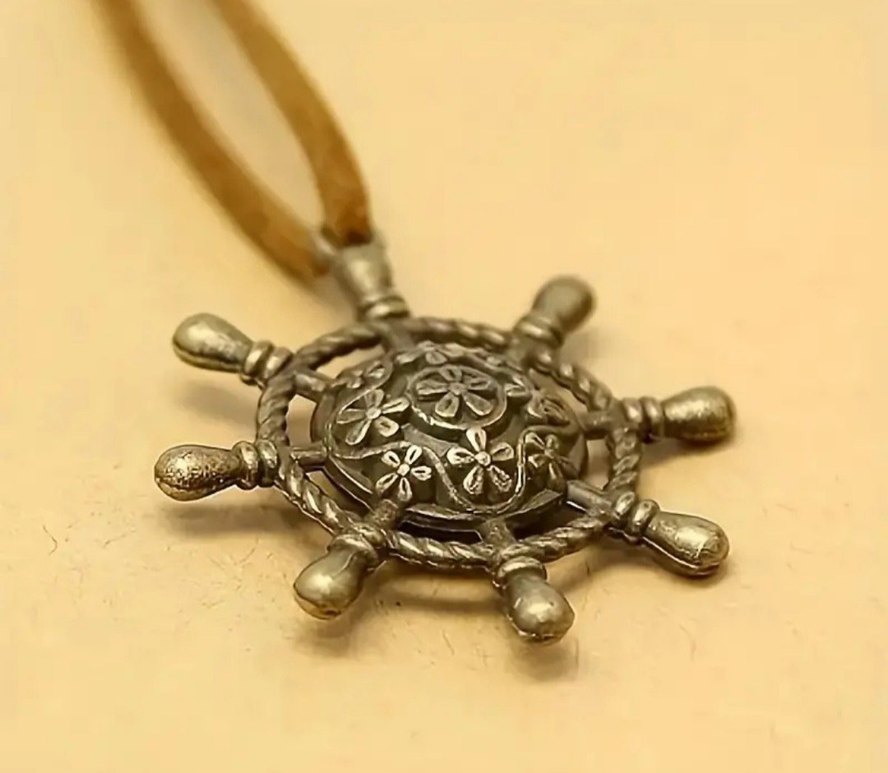 Pusula Desenli Kırmızı Deri Defter - Görsel 3