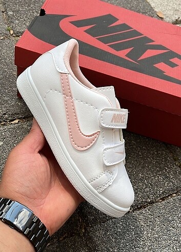 Nike çocuk ayakkabı, cırtlı ve şık model. 
