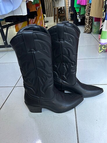 stradivarius kovboy çizmesi