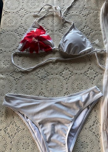 Beyaz Çiçek Desenli Bikini - Görsel 2