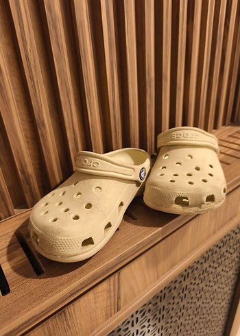 Crocs 32