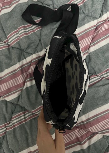 Siyah Beyaz Desenli Çapraz Çanta - Görsel 3