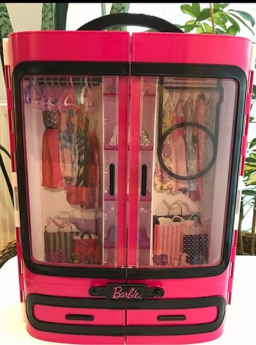 Barbie Giyinme Dolabı