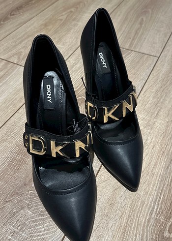 DKNY Siyah Deri Sivri Topuklu Ayakkabi