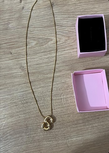 Altın Renk S Harfli Zincir Detaylı Mini Kolye