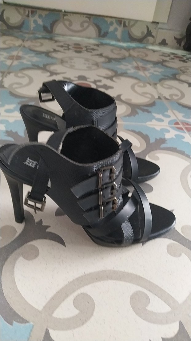 Kadın Siyah Yılan Desenli Kemerli Dolgu Topuklu Sandalet - Görsel 2