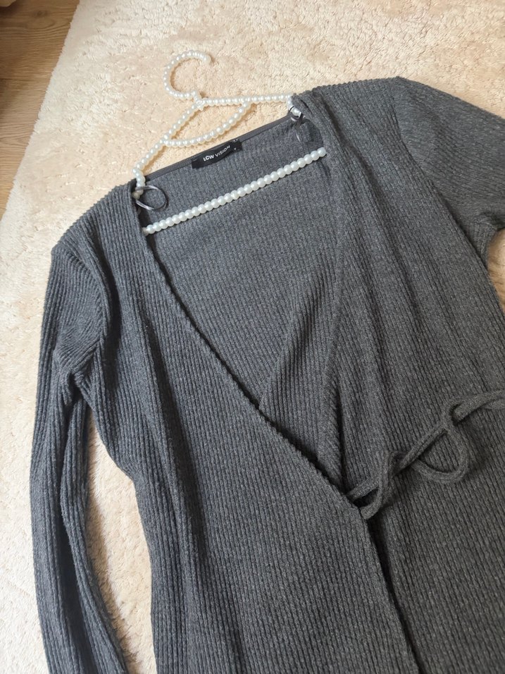 Gri V Yakalı Trik Hırkası - Görsel 3