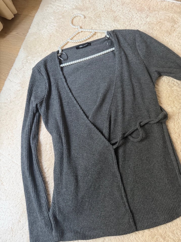 Gri V Yakalı Trik Hırkası - Görsel 5