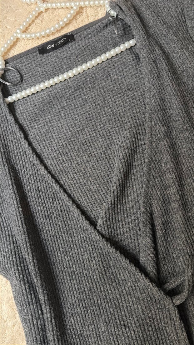 Gri V Yakalı Trik Hırkası - Görsel 4