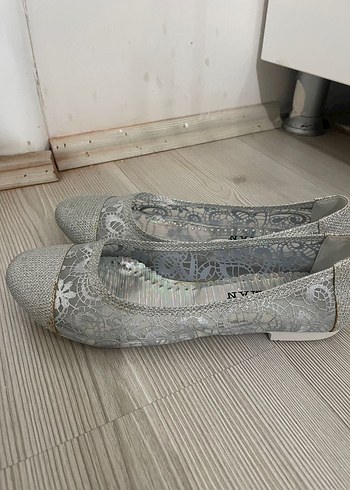 Gri Yılan Desenli Simli Kız Babet - Görsel 3