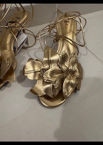 Zara Altın Renkli Çiçek Desenli Dolgu Topuklu Kadın Ayakkabı - Görsel 2