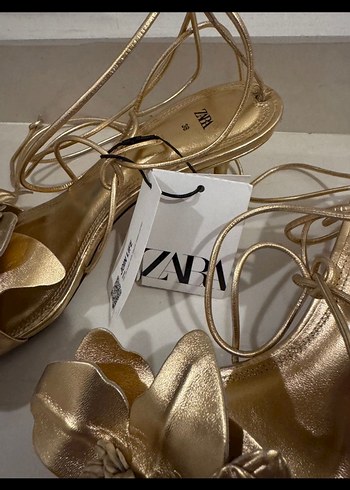 Zara Altın Renkli Çiçek Desenli Dolgu Topuklu Kadın Ayakkabı - Görsel 4