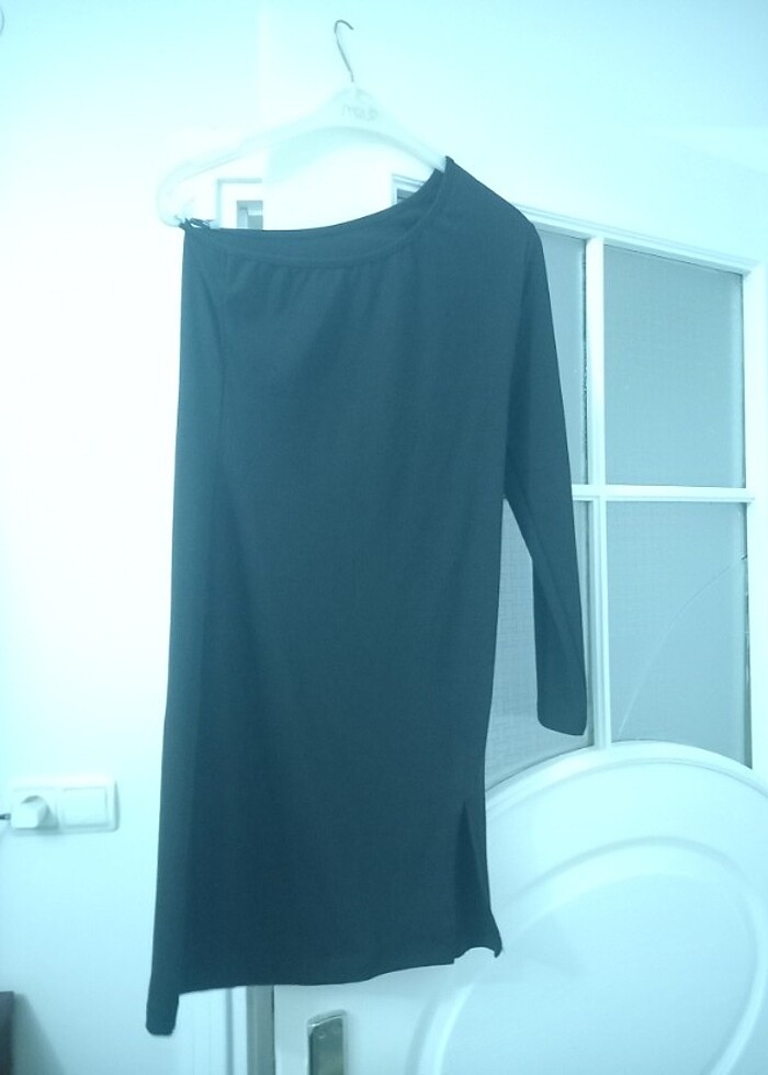 Tek kollu yırtmaçlı elbise - Görsel 3