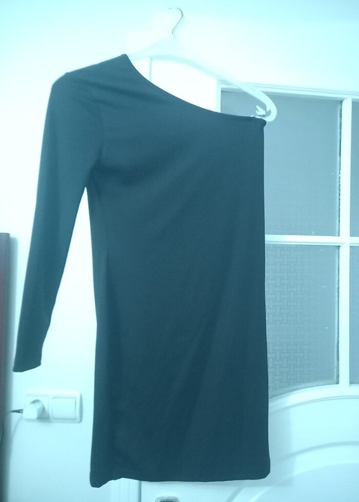 Tek kollu yırtmaçlı elbise - Görsel 4