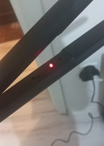 Kırmızı Saç Düzleştirici - Görsel 4