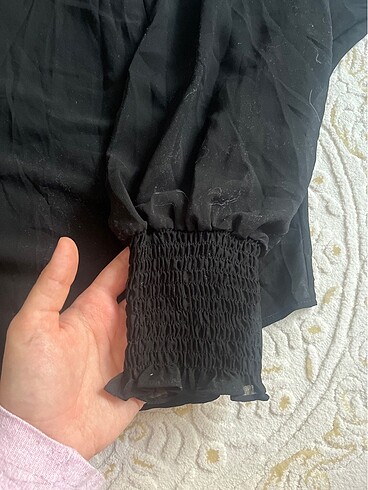 l Beden Siyah kol detaylı tül içi astarlı gömlek