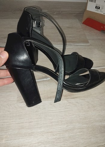 Siyah Tokalı Kalın Topuklu Kadın Abiye Ayakkabı