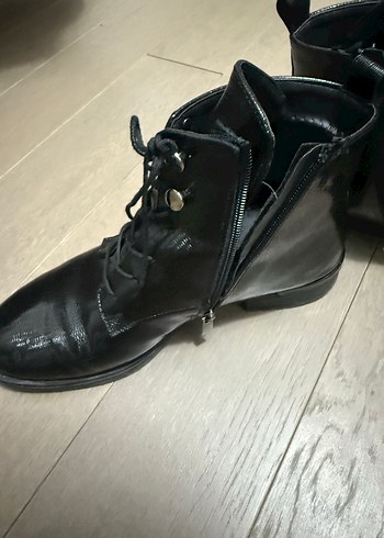 Siyah Yılan Derisi Desenli Kadın Goth Bot - Görsel 2