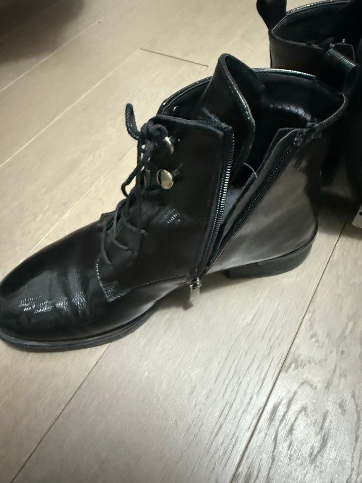 Siyah Yılan Derisi Desenli Kadın Goth Bot - Görsel 2