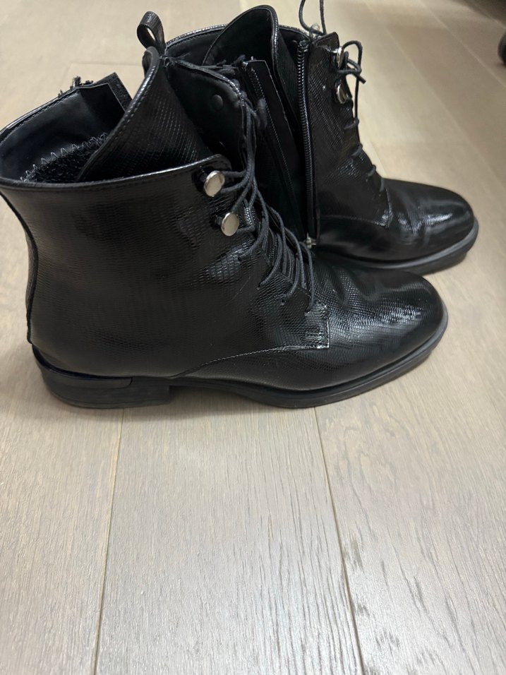 Siyah Yılan Derisi Desenli Kadın Goth Bot - Görsel 3