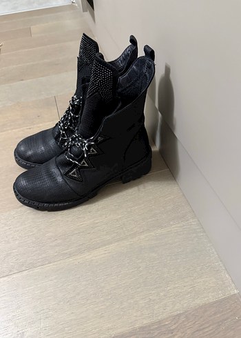 Az Topuklu Siyah Yılan Desenli Gotik Bot - Görsel 3