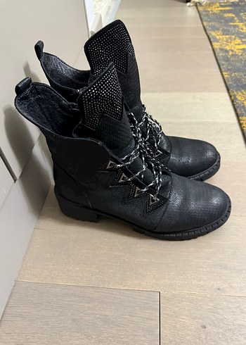 Az Topuklu Siyah Yılan Desenli Gotik Bot - Görsel 2